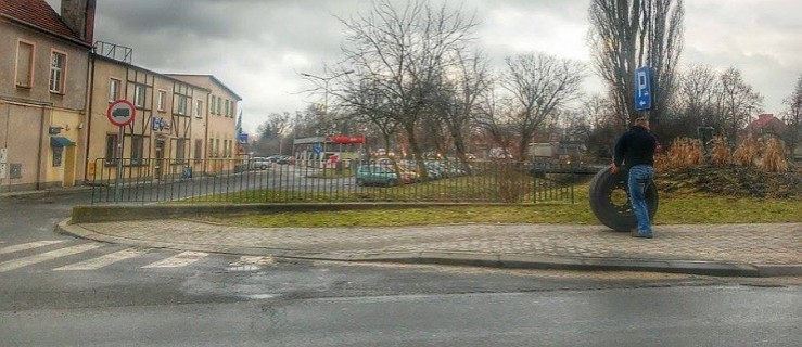 Kierowca ciężarówki gubi koło w centrum  - Zdjęcie główne