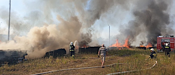 Kłęby dymu nad Jarocinem. 9 zastępów straży w akcji - Zdjęcie główne