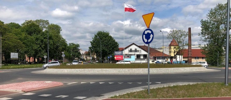Rondo Powstania Wielkopolskiego w Jarocinie zmienia wygląd. Na środku stanął masz z flagą narodową [ZDJĘCIA, SONDA] - Zdjęcie główne