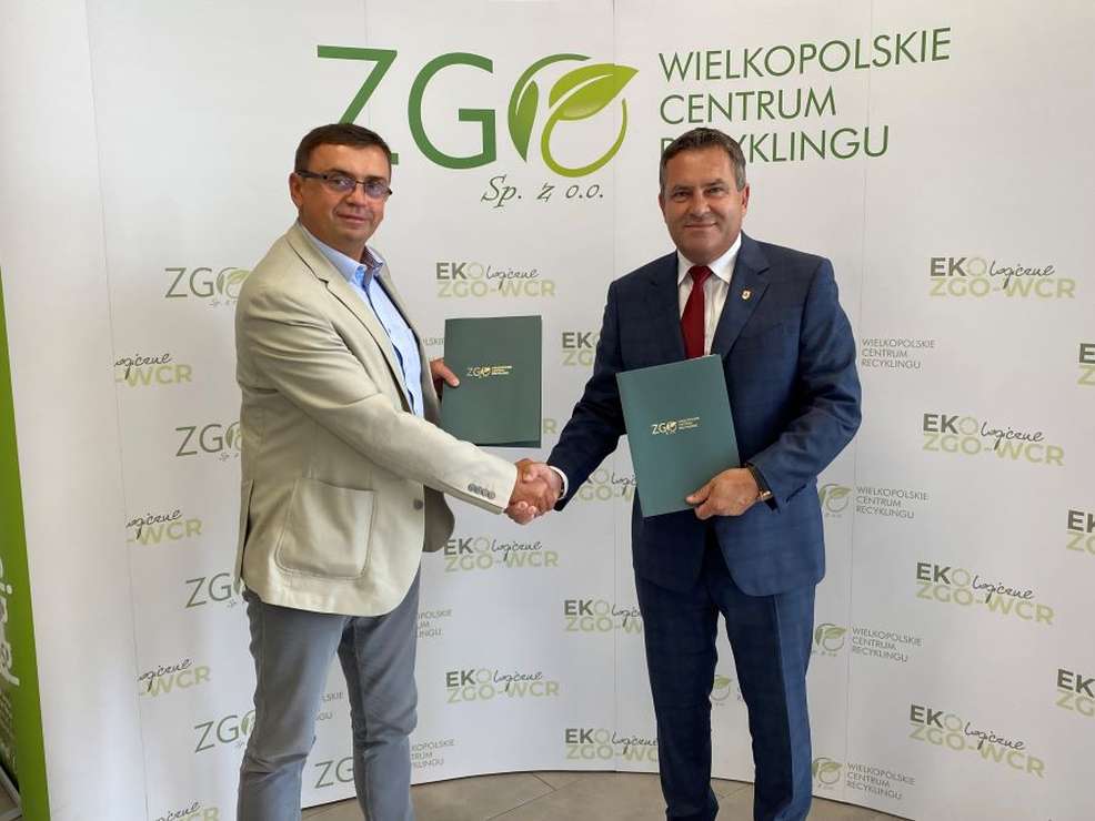 Jarocin. Spółka ZGO - WCR podpisała umowę, która umożliwia kolejną rozbudowę zakładu (na zdjęciu: burmistrz Adam Pawlicki - z prawej i prezes ZGO Witosław Gibasiewicz)  