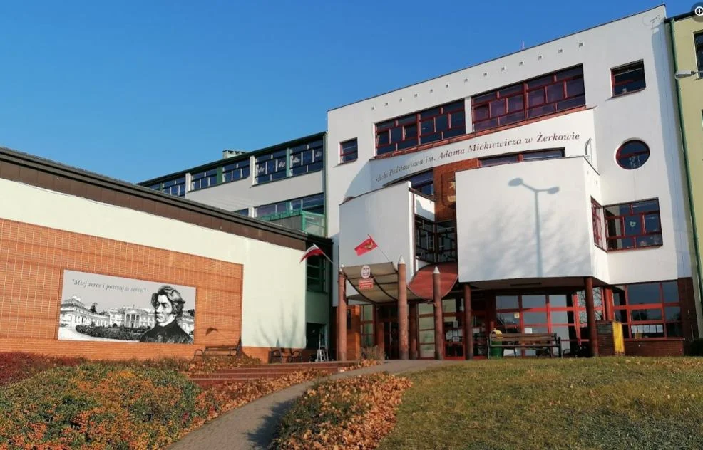 Nowy mural na Szkole Podstawowej im. A. Mickiewicza w Żerkowie - Zdjęcie główne