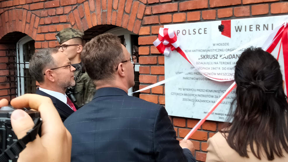 W Jarocinie odsłonięto tablicę pamięci poświęconą członkom organizacji "Skrusz Kajdany" - Zdjęcie główne