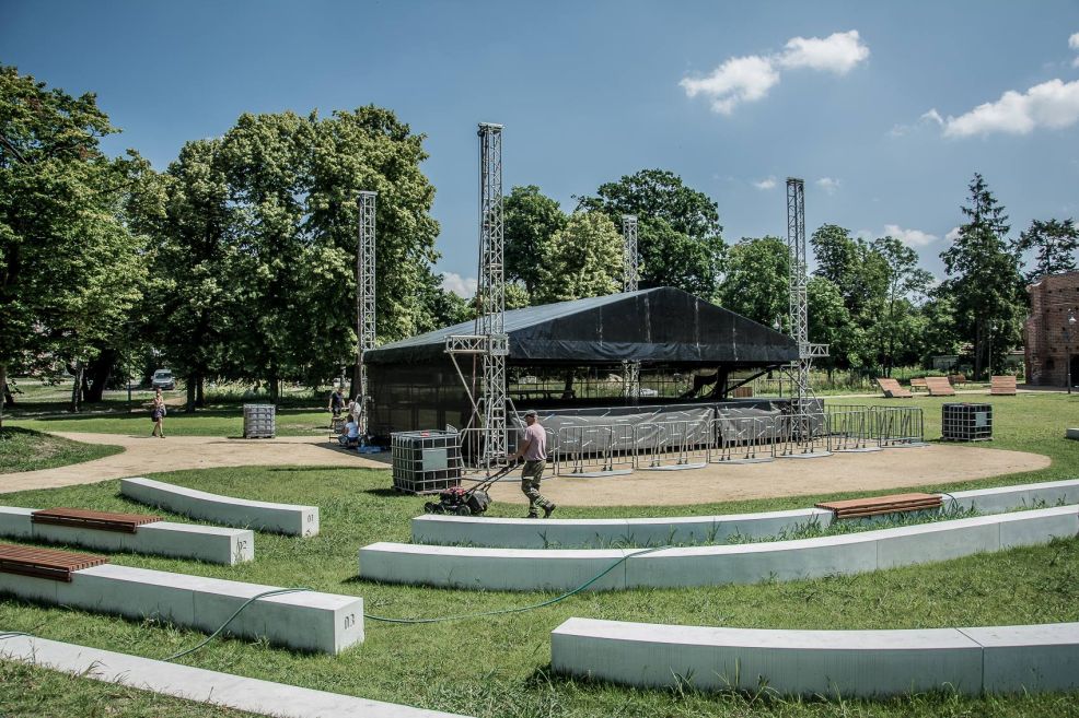 Budowa sceny w nowym amfiteatrze w Parku Radolińskich