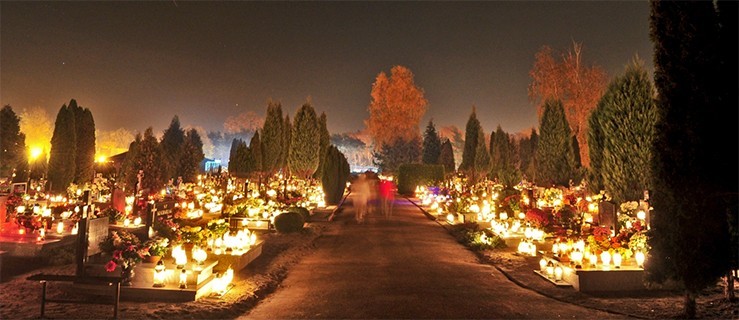 Cmentarze nocą  rozświetlone blaskiem tysięcy zniczy i lampionów [WIDEO, FOTO]  - Zdjęcie główne