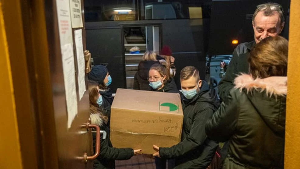 Młodzież z jarocińskiego ADE zawiozła dary do ośrodka dla uchodźców [ZDJĘCIA] - Zdjęcie główne