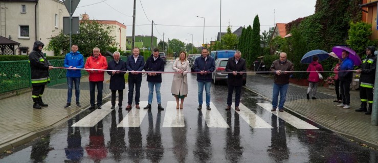 Osiedle, jak nowe. Przecięcie wstęgi w strugach deszczu  - Zdjęcie główne