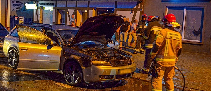  Auto i garaż stanęły w ogniu [ZDJĘCIA, WIDEO]  - Zdjęcie główne