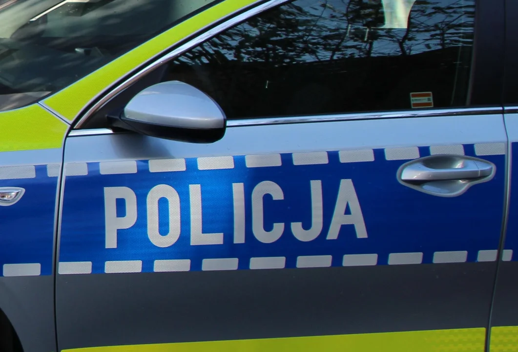 Nagi mężczyzna chodził po jednej z ulic w Jarocinie. Interweniowała policja - Zdjęcie główne