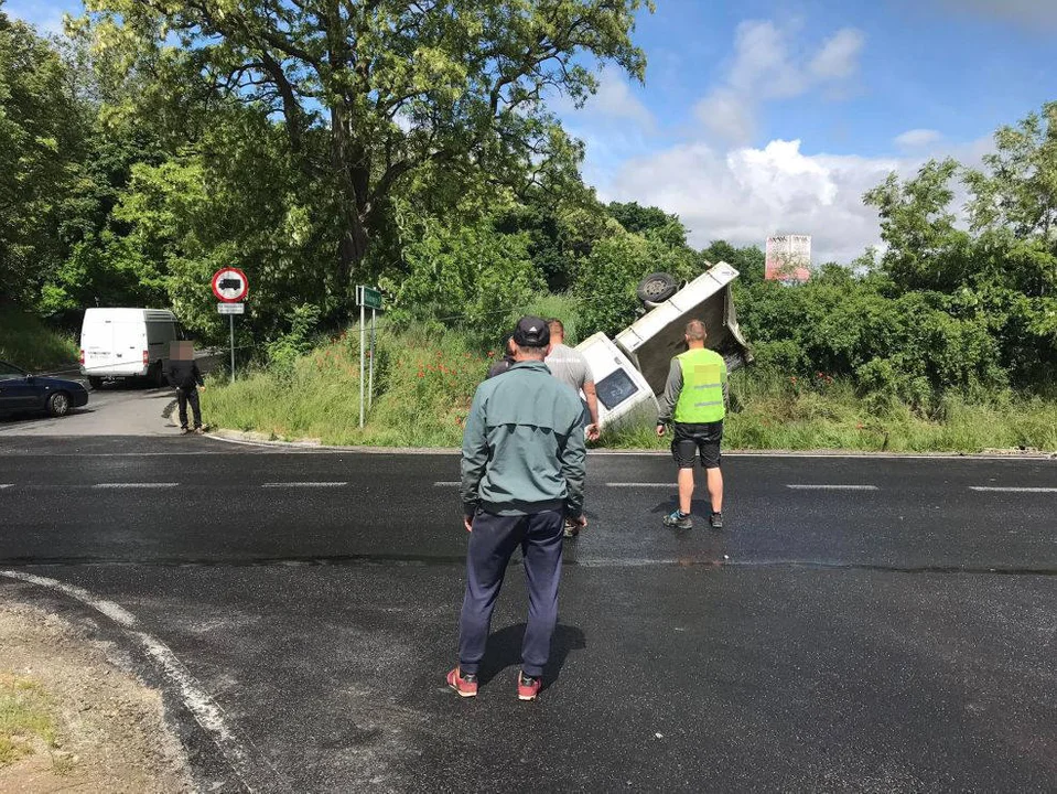 Samochód wjechał do rowu w Bachorzewie. Ale nie wzywano policji - Zdjęcie główne