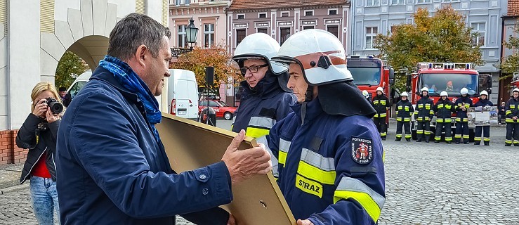 Ponad 500 strażaków walczyło ze skutkami nawałnicy. Teraz podziękował im burmistrz  - Zdjęcie główne