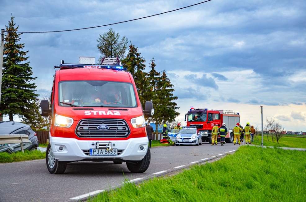 Zderzenie dwóch pojazdów. Hyundai staranował barierki. Mercedes zatrzymał się na polu