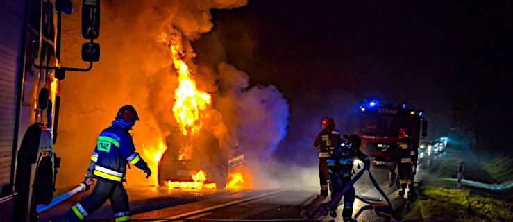 Mercedes w ogniu. Zapalił się w czasie jazdy [ZDJĘCIA