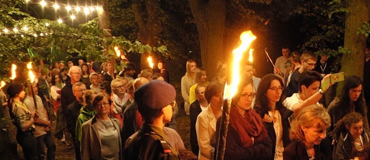 Nocna procesja Bożego Ciała z mszą w ruinach - Zdjęcie główne