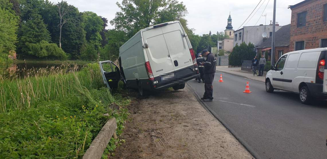 Iveco uderzyło w betonowe słupki 