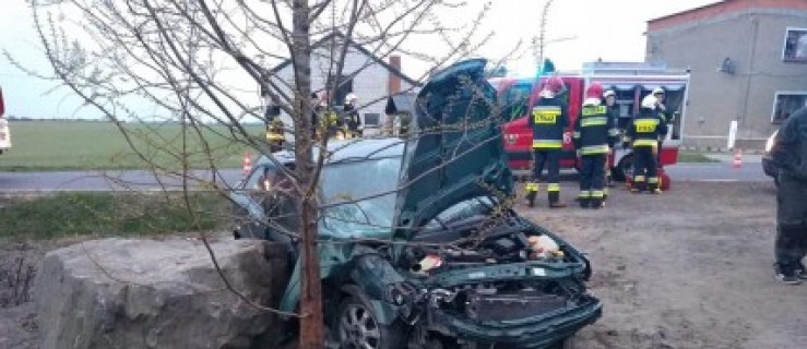 Auto wypadło z drogi. Kierowca w szpitalu - Zdjęcie główne