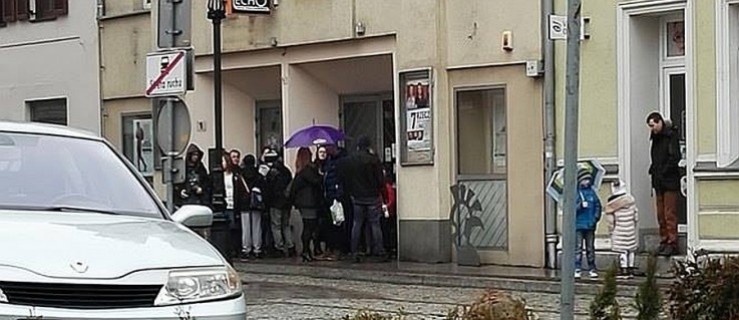 Stoję z dzieckiem w deszczu pod kinem. Seans miał być o 11.00. Drzwi zamknięte  - Zdjęcie główne