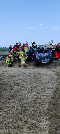 Śmiertelny wypadek na obwodnicy Jarocina. Czołowe zderzenie ciężarówki i opla mokki