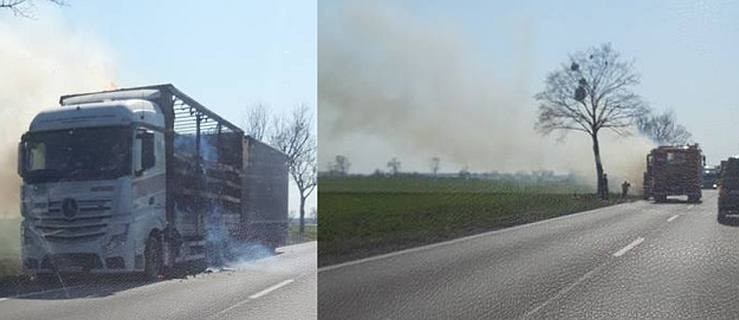 Ciężarówka wypełniona papierem zapaliła się na drodze krajowej DK11  - Zdjęcie główne