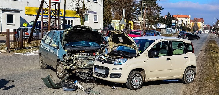 Zderzenie dwóch aut. Służby w akcji  - Zdjęcie główne