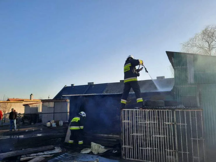  Pożar garażu w Kurcewie.  Cztery zastępy straży w akcji [ZDJĘCIA] - Zdjęcie główne