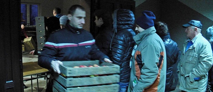 Długa kolejka po tony jabłek [WIDEO] - Zdjęcie główne