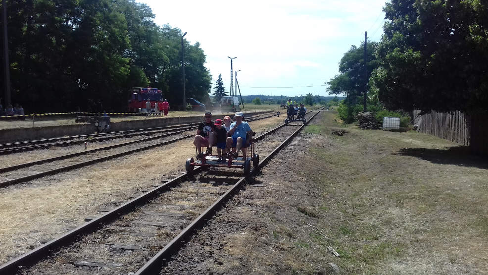 Na stacji Brzostów Wlkp. wszystko gotowe na przyjęcie gości. Trwa festyn kolejowo-militarny