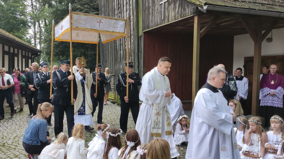 Procesja z Najświętszym Skaramentem podczas odpustu w Golinie