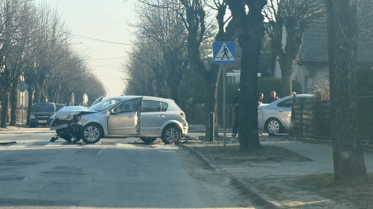 Kolizje z udziałem 18-latków. Hulajnogą w Volkswagena i Oplem w ogrodzenie