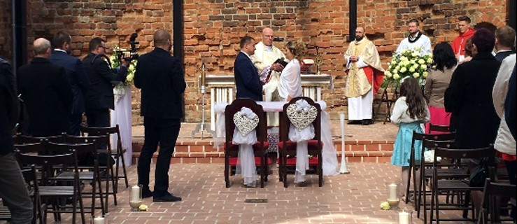 Ślub w ruinach jarocińskiego kościoła - Zdjęcie główne