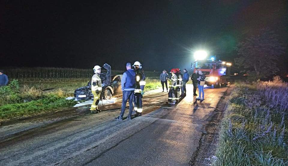 Audi zapaliło się w czasie jazdy. Samochodem jechały dwie osoby  - Zdjęcie główne