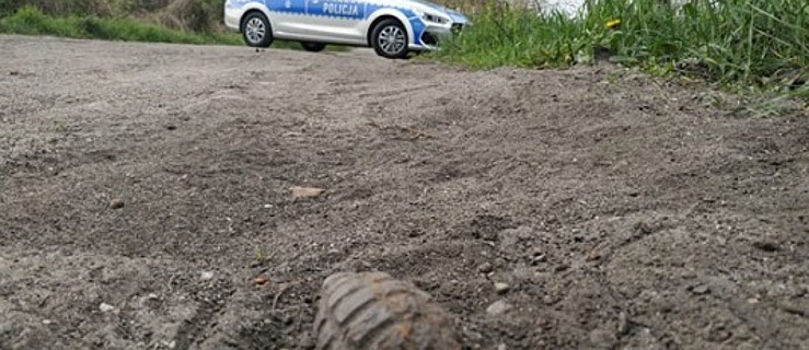 Policjanci musieli na kilkanaście godzin zamknąć drogę. Wezwano patrol rozminowywania - Zdjęcie główne