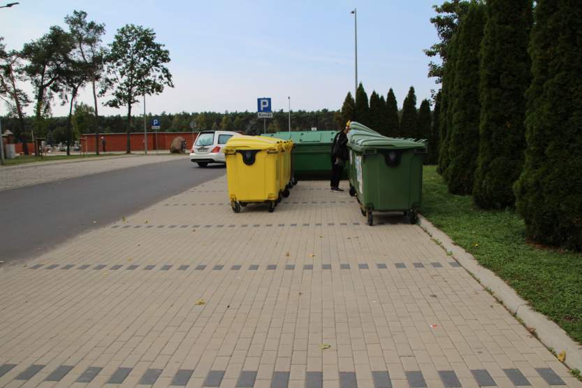 Zabrali kontenery na śmieci z cmentarza komunalnego w Jarocinie - Zdjęcie główne