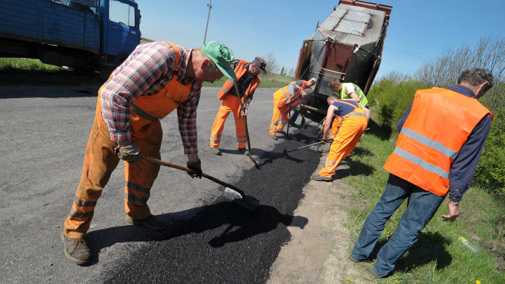 Ruszyły prace w ramach Jarocińskiego Programu Budowy Dróg - Zdjęcie główne