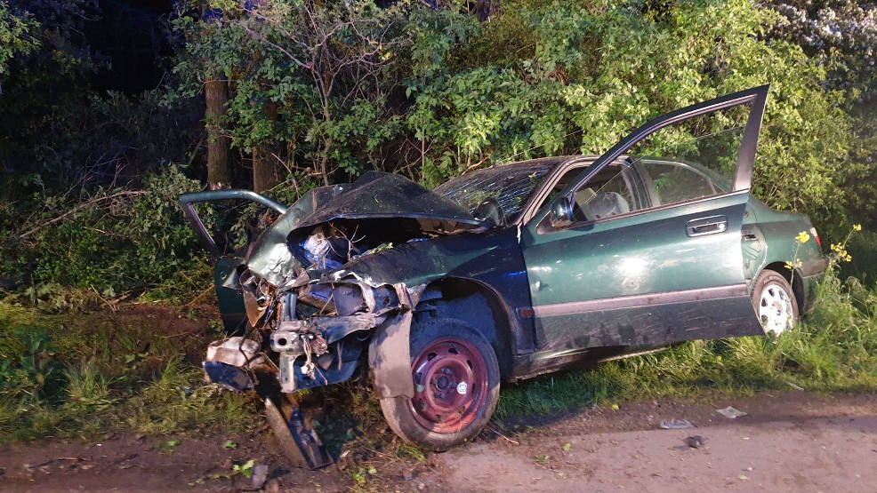   Peugeotem uderzył w drzewo. Volkswagenem zatrzymał się na dachu. Byli pijani   - Zdjęcie główne