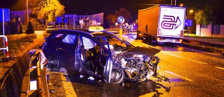 Czołowe zderzenie. Strażacy wydobywali poszkodowanych - Zdjęcie główne