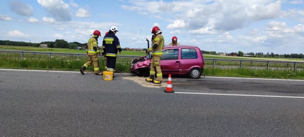 Fiat cinquecento uderzył w bariery ochronne na obwodnicy Jarocina. 