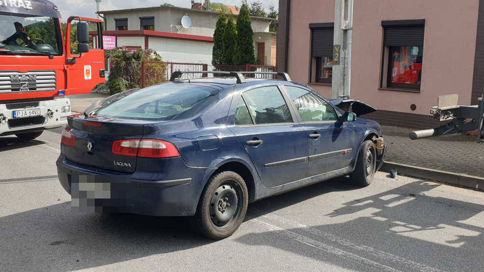 Renault laguna uderzył w słup energetyczny. 