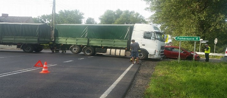 Zderzenie z ciężarówką. Dwie osoby poszkodowane [ZDJĘCIA] - Zdjęcie główne