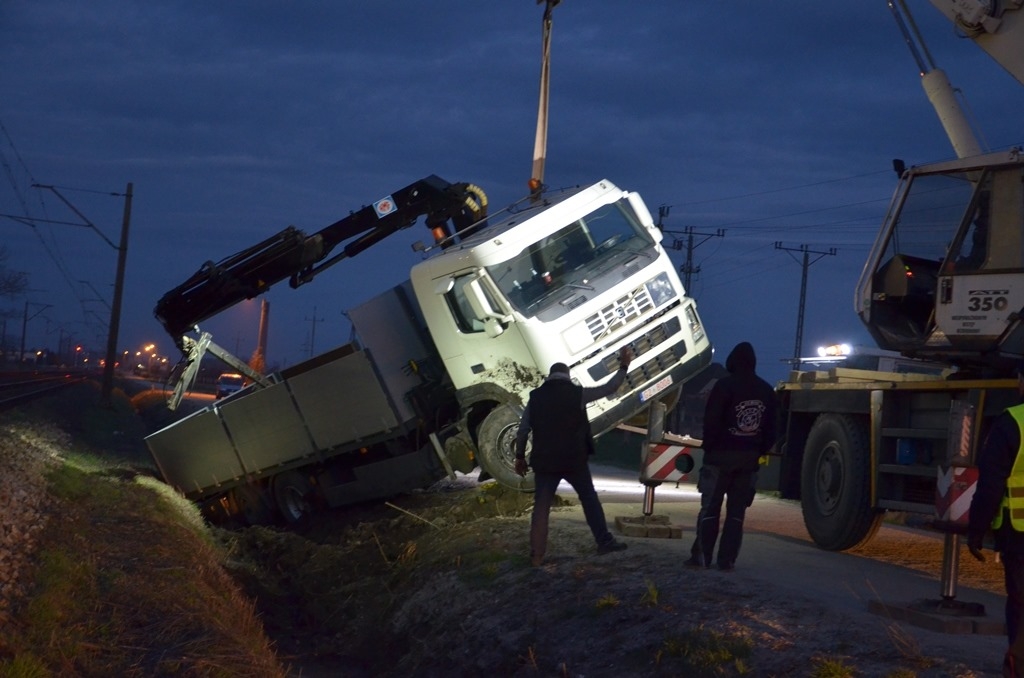 Witaszyce. Ciężarówka  osunęła się z jezdni. Może uszkodzić trakcję kolejową  - Zdjęcie główne