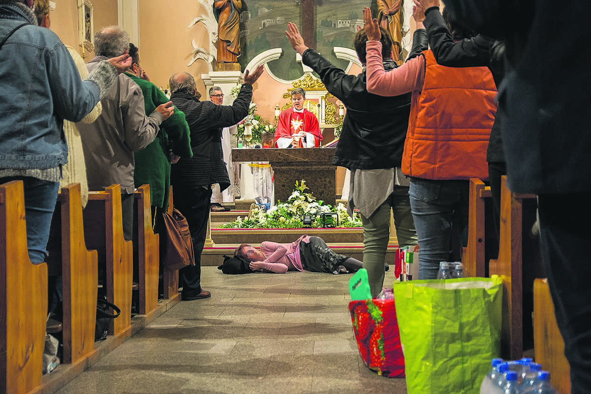 Na ziemię osuwa się kobieta. W krótkim odstępie czasu to samo dzieje się z dwiema kolejnymi [FOTO]  - Zdjęcie główne