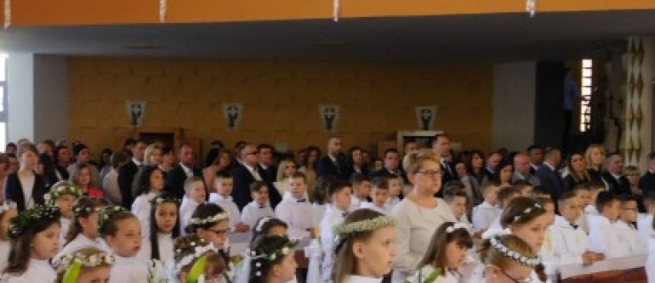 Wyjątkowy dzień w życiu dzieci. Zdjęcia z Pierwszej Komunii Świętej we franciszkańskiej parafii - Zdjęcie główne