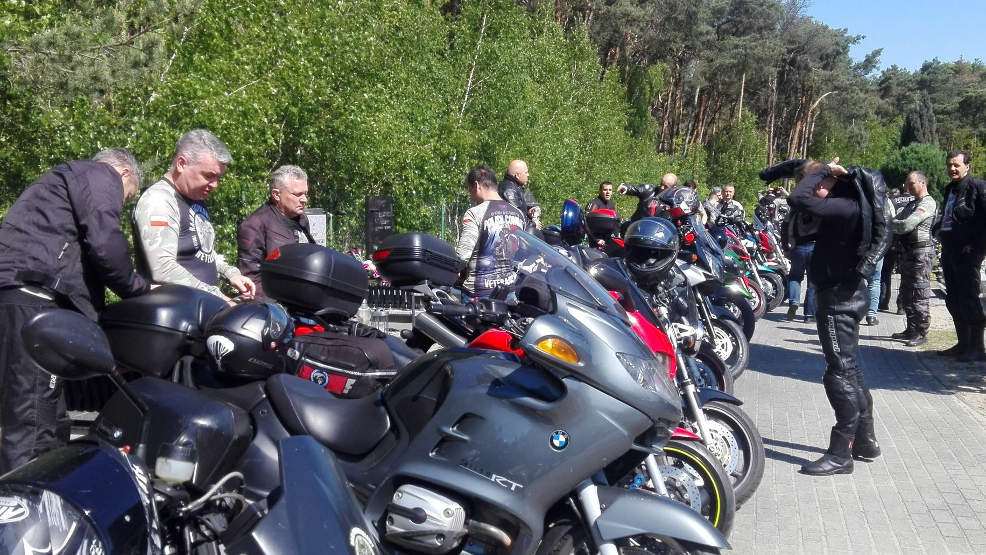 Jarocin. Motocykle na cmentarzu. Zobacz, dlaczego? - Zdjęcie główne