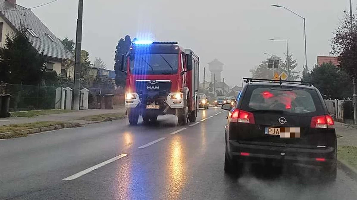 Kilkukilometrowa plama oleju na drodze Jarocin - Żerków - Zdjęcie główne