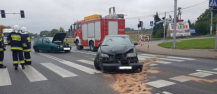 Zderzenie osobówek na drodze krajowej. Dwie osoby w szpitalu  - Zdjęcie główne