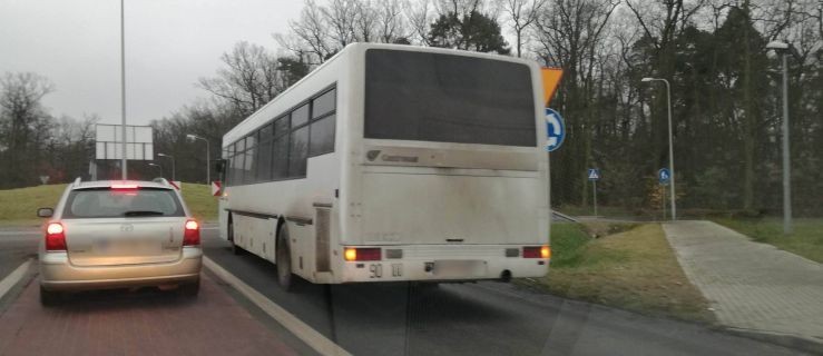 Autobus stoi na pasie przed obwodnicą. Korek w Jarocinie - Zdjęcie główne