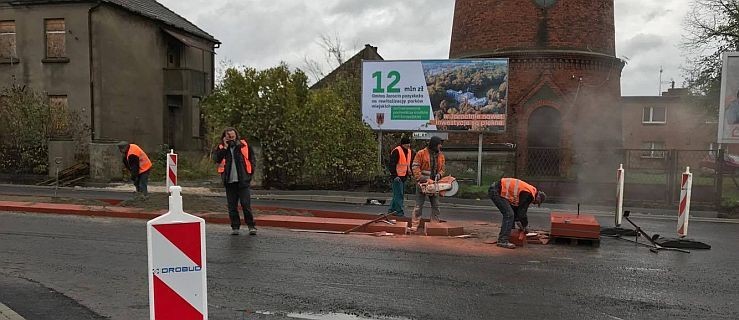 Na wietrze, w deszczu, w niedzielę, budują lewoskręt w Jarocinie [WIDEO] - Zdjęcie główne