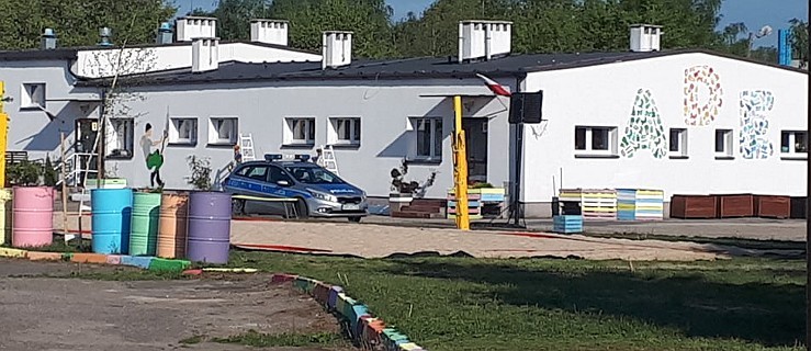 Policja otrzymała zgłoszenie o bombie w szkole na terenie Jarocina [ZDJĘCIA] - Zdjęcie główne