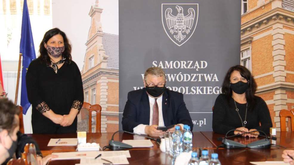 Samorządowcy podpisali umowy ma dofinansowanie budowy dróg dojazdowych do pól   