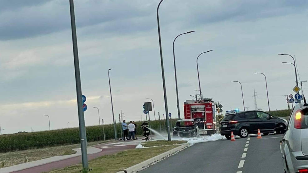 Jarocin. Pali się samochód w okolicy Batorego. Straż i policja już na miejscu 