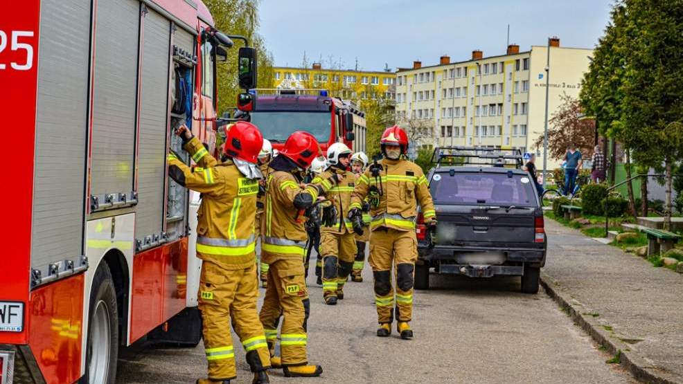  Pożar w bloku na czwartym piętrze. W akcji pięć zastępów straży pożarnej